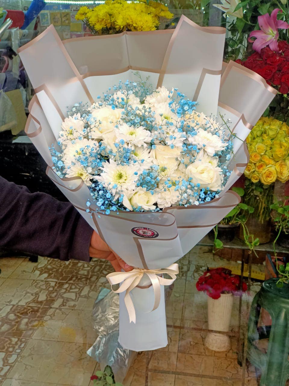 Букет натуральных цветов Сочетание синего, светло-синего и белого цветов.
