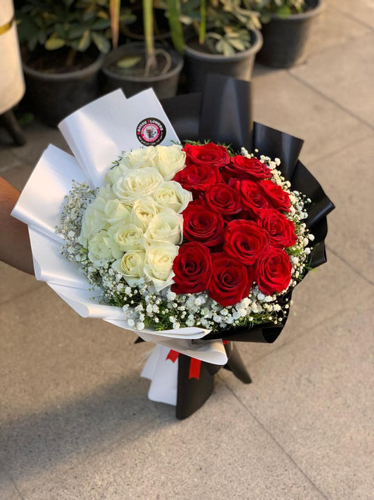 Букет из  31 красной эквадорской розы ( Белый и красный)