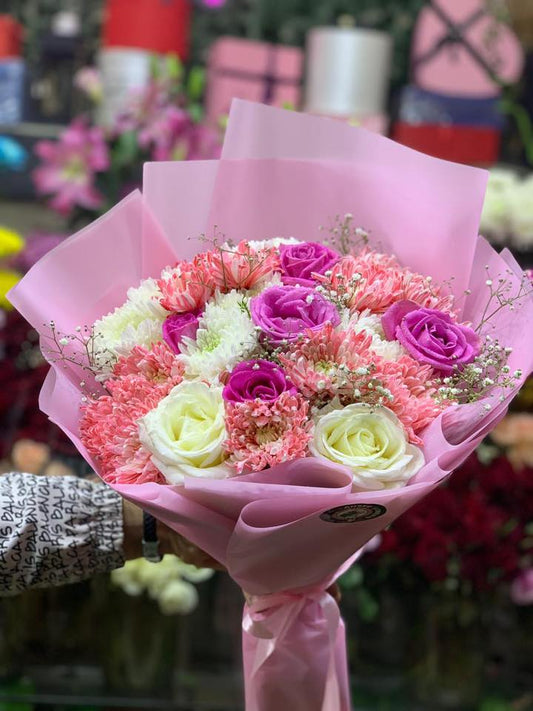 Букет белых цветов и коктейль из свежих цветов.